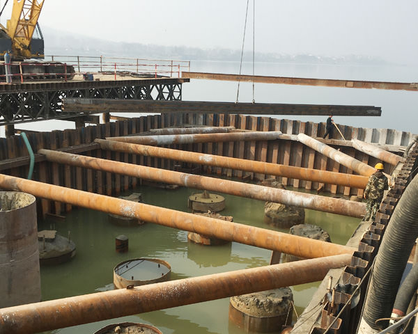 荆门枣潜高速跨汉江大桥18米拉森钢板桩围堰施工