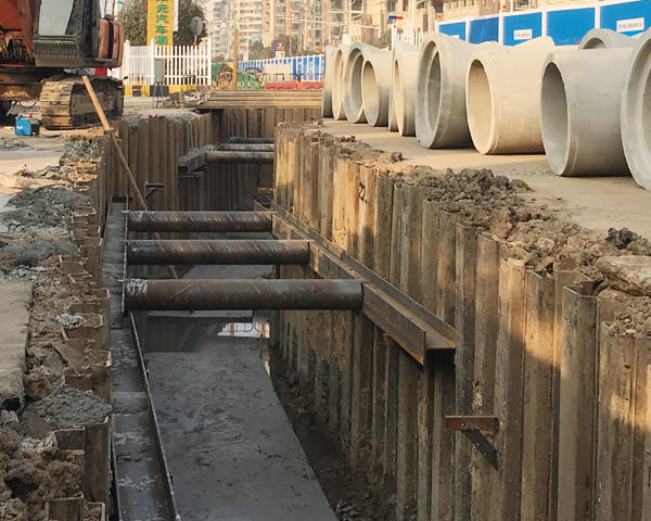鄂州鄂城大道水环境治理钢板桩施工